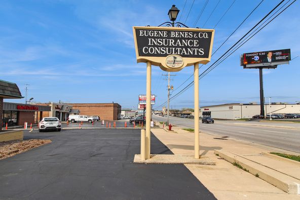 41 W Roosevelt Rd, Villa Park, IL 60181